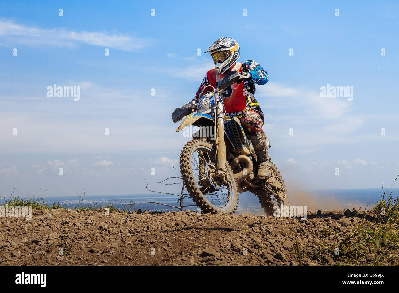 Racer auf einem Motorrad auf einem Berg im Ural Cup in Enduro Stockfoto