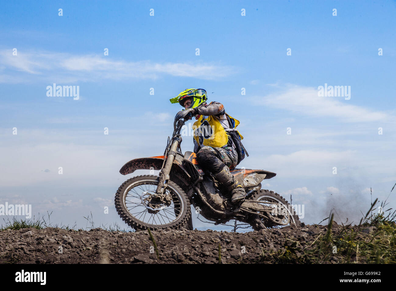 männliche Fahrer auf einem Motorrad auf einem Berg im Ural Cup in Enduro Stockfoto