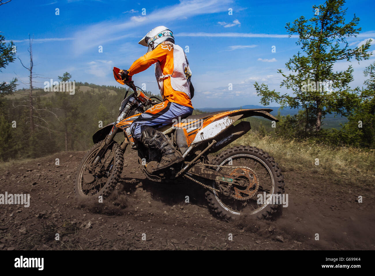 Fahrer fährt auf Berg, Schmutz und Steinen unter Räder während Ural Cup in Enduro Stockfoto