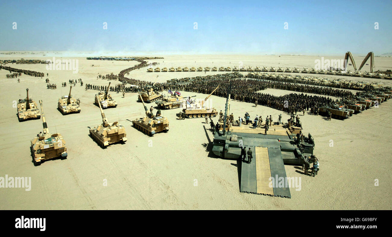 Panzer und Soldaten der britischen 90 Panzeringenieurbrücken bilden in der Wüste einen Brief, um eine Ansprache von Generalleutnant Jeff Conway zu hören, der General 1. Marine Expeditionary Force kommandiert. * Sie bildeten sich in der Wüste mit einigen der Fahrzeuge, die verwendet werden, einschließlich Challenger 2 Panzer, Warrior gepanzerte Kampffahrzeuge, AS90 selbstfahrende Waffen und Engineering-Ausrüstung. Foto von Dan Chung, The Guardian, MOD Pool Stockfoto