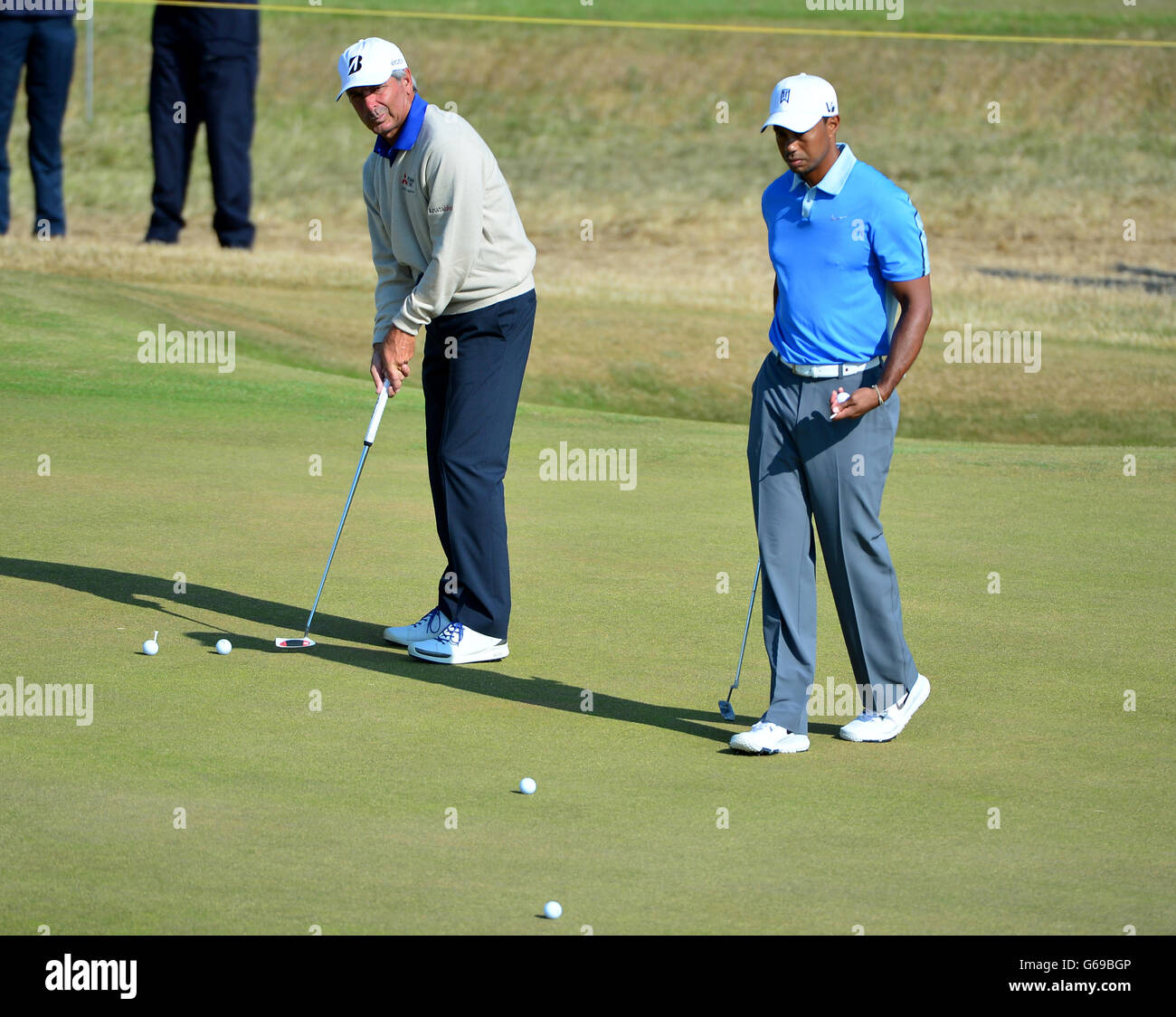 US's Tiger Wood's mit Fred Paares während des vierten Übungstages für die Open Championship 2013 im Muirfield Golf Club, East Lothian Stockfoto