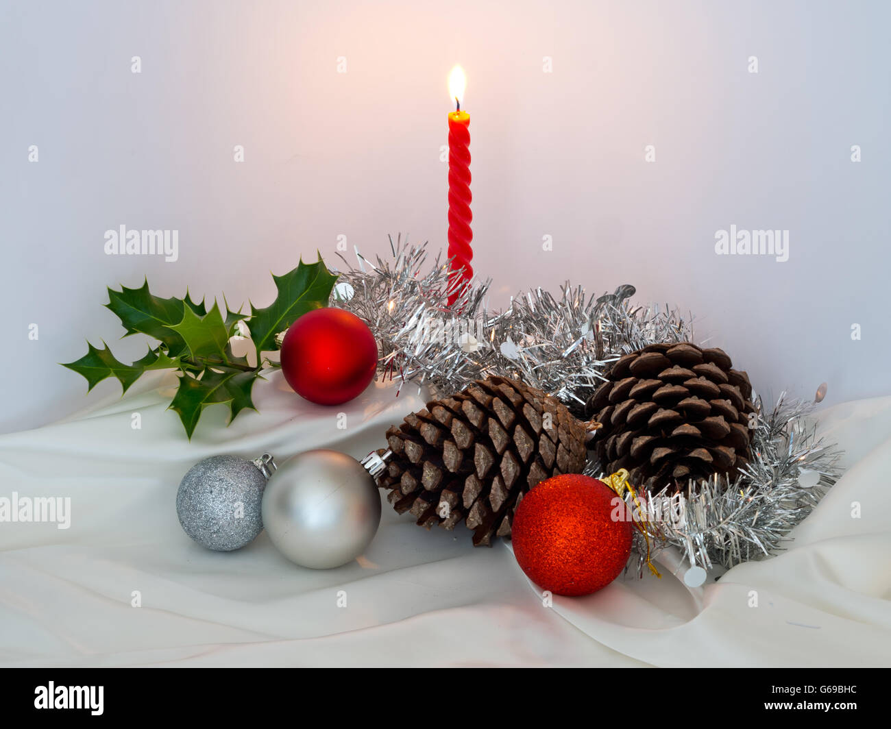 Traditionelle saisonale Objekte. Mischlicht mit Kerzenlicht. Stockfoto