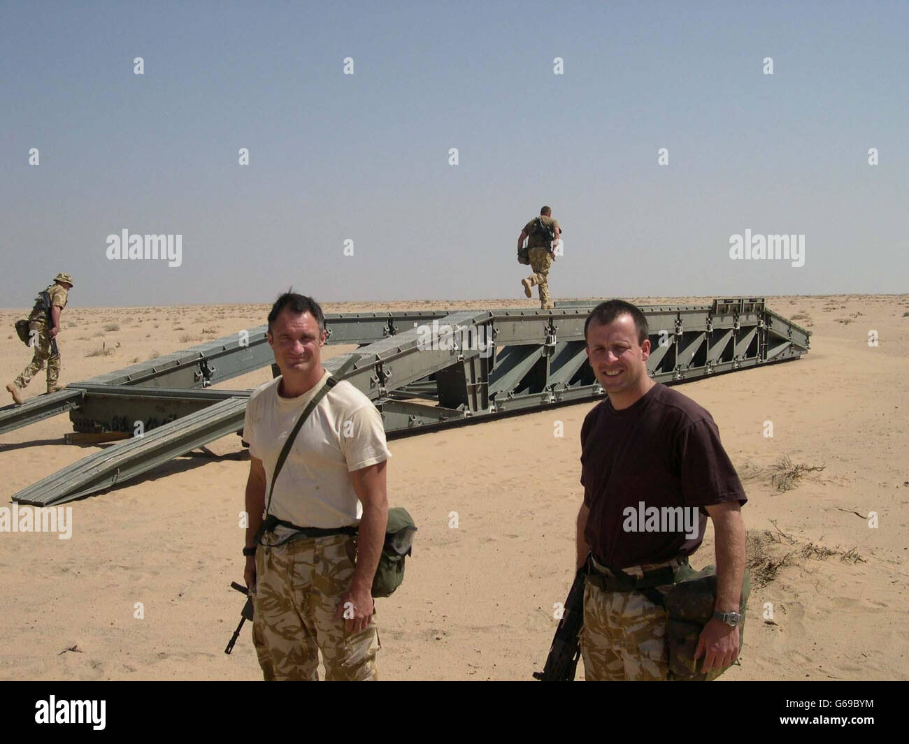 Stabsfeldwebel Dave Bellamy, links, und Leutnant Paul Rowe, von 131 Independent Commando Squadron, Royal Engineers, die in Nord-Kuwait, in der Nähe der irakischen Grenze, lagerten. * Wenn ein Krieg ausbricht, werden sie als Teil der britischen Streitkräfte beteiligt sein. Die Stallungen sind rund um die Uhr in Position, alle Fahrzeuge und Zelte sind stark getarnt und bei jeder Gelegenheit werden Gräben gegraben. 18/03/03 : Stabsfeldwebel Dave Bellamy, links, und Leutnant Paul Rowe, von 131 Independent Commando Squadron, Royal Engineers, die in Nord-Kuwait, in der Nähe der irakischen Grenze, lagerten. Stockfoto