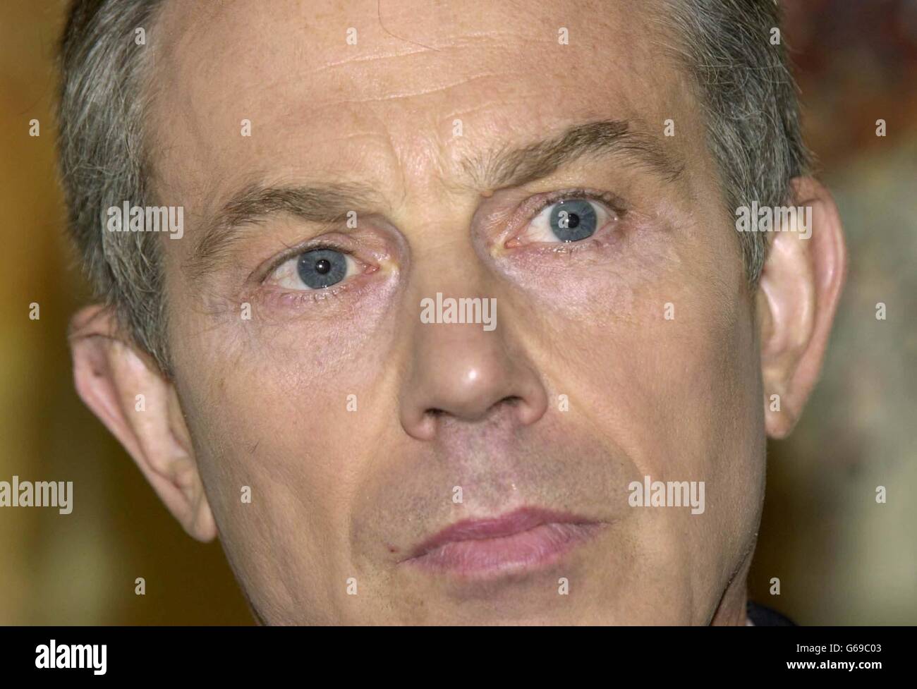 Der britische Premierminister Tony Blair gibt in seiner Londoner Residenz Nr. 10 Downing Street eine Presseerklärung ab, in der er die Ankündigung des amerikanischen Präsidenten George Bush zur Veröffentlichung des „Fahrplans“ für den Nahen Osten begrüßte. Stockfoto