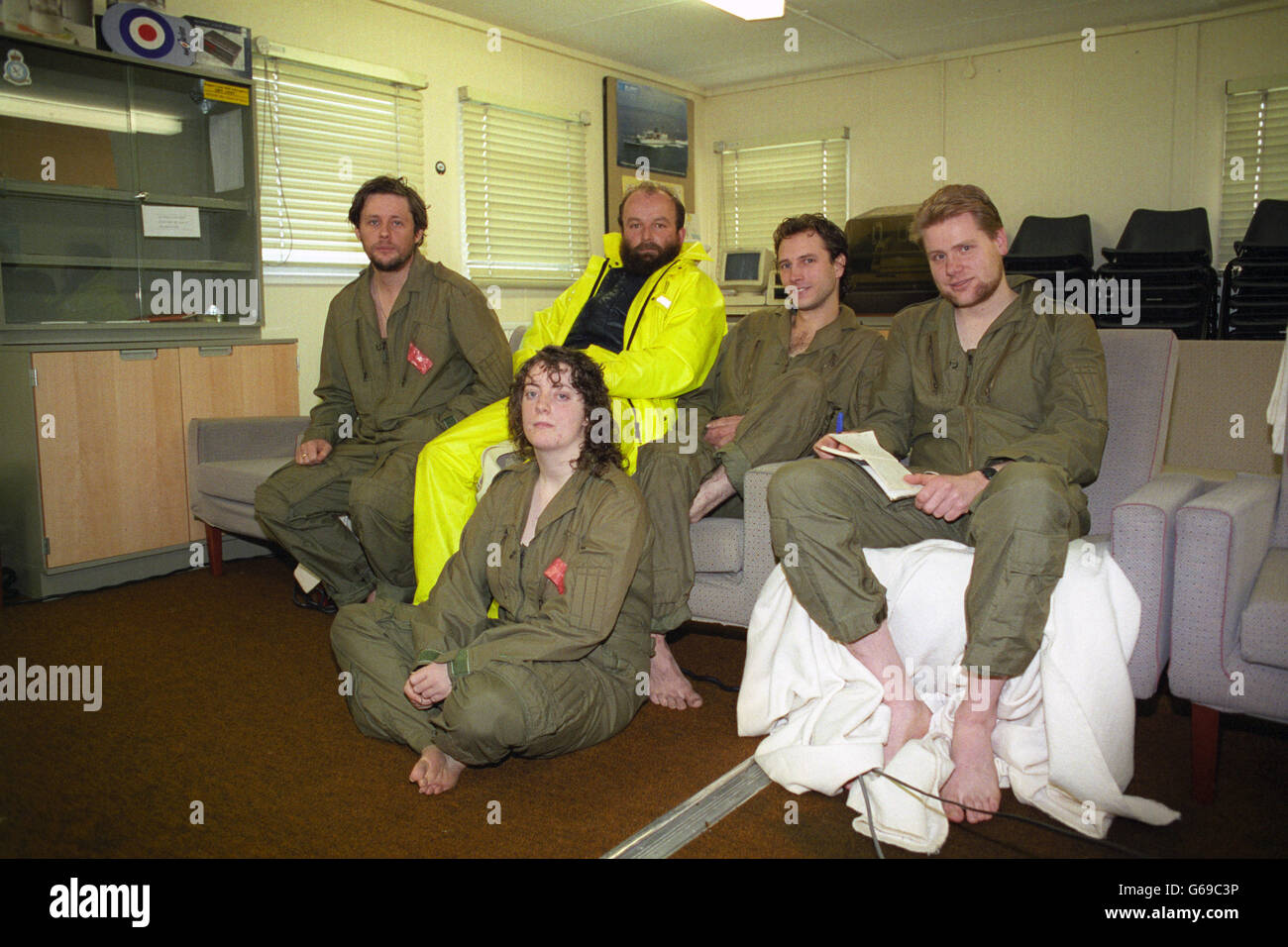 Besatzungsmitglieder von Radio Caroline bei RAF Manston in Kent, nachdem sie mit dem Hubschrauber gerettet wurden, als das Schiff der Station, die Ross Revenge, von Sturmwinden geschlagen und zu den Goodwin Sands gefahren wurde. Stockfoto