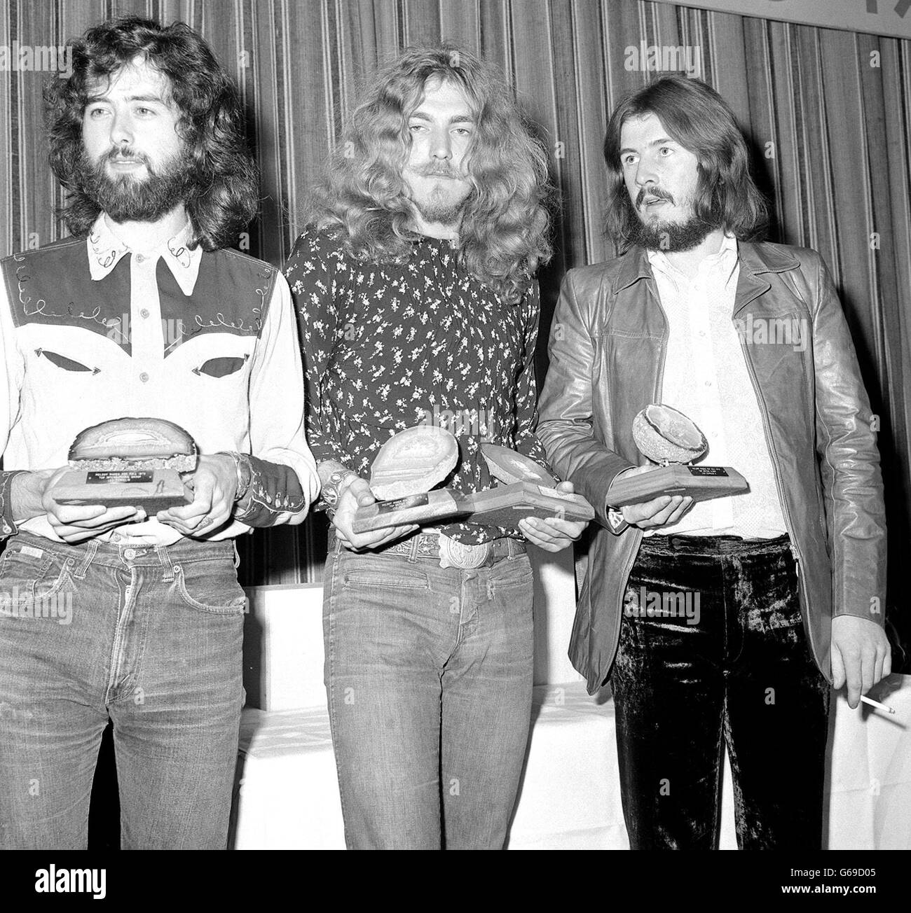 Mitglieder von LED Zeppelin (l-r) Jimmy Page, Robert Plant und John Bonham, nachdem sie ihre Preise bei der Melody Maker Pop Poll in London erhalten hatten. 24/12/04: LED Zeppelins Stairway To Heaven ist laut einer veröffentlichten Umfrage der beste Rocksong aller Zeiten. Bohemian Rhapsody von Queen, Smoke on the Water von Deep Purple und Hotel California von den Eagles machten alle die Top 10. Aber der LED Zeppelin-Klassiker aus dem Jahr 1971 befragte in der Umfrage des Radiosenders Planet Rock über 70% der Stimmen. Der Song wurde noch nie als Single veröffentlicht, wurde aber von allen von Rolf Harris bis Dolly Parton abgedeckt. Stockfoto