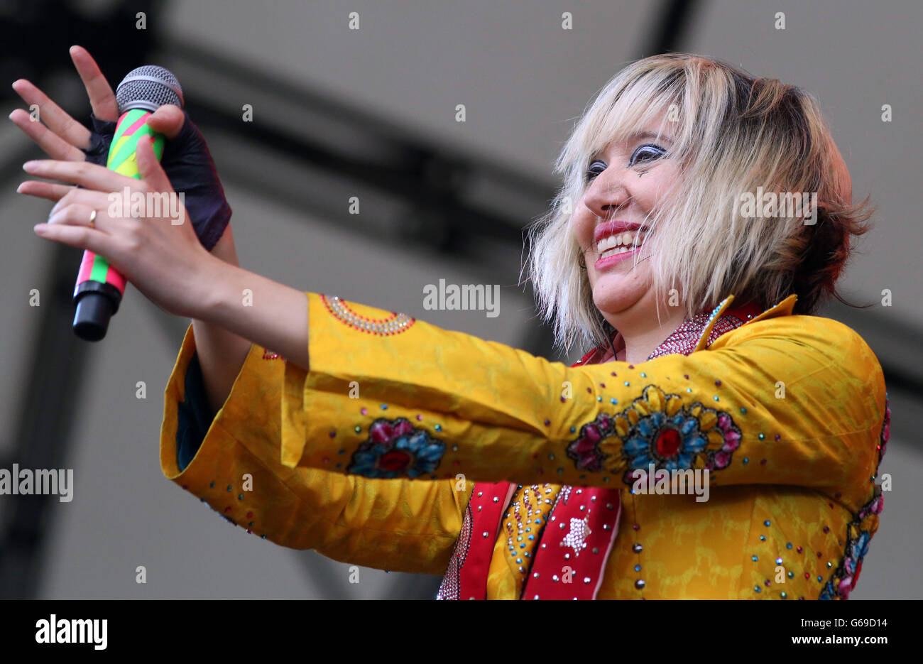 Karen O vom Yeah Yeah Yeahs tritt auf der Obelisk-Bühne während des Latitude Festivals im Henham Park bei Southwold, Suffolk, auf. Stockfoto