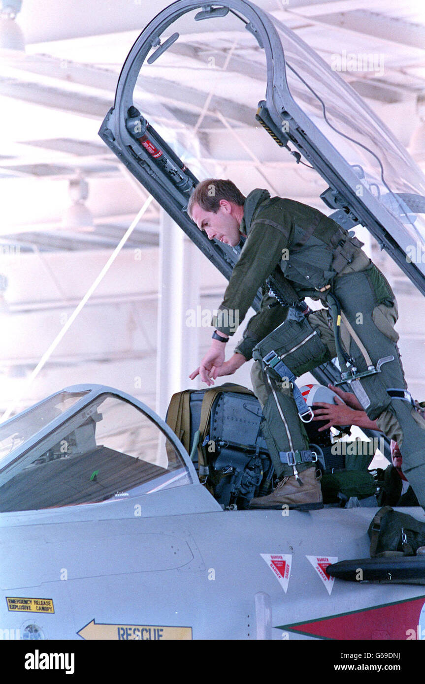 Wilcox von der RAF klettert in das Cockpit eines britischen 'Tornado'-Kampfflugzeugs, nachdem britische Streitkräfte in Saudi-Arabien angekommen sind. Stockfoto