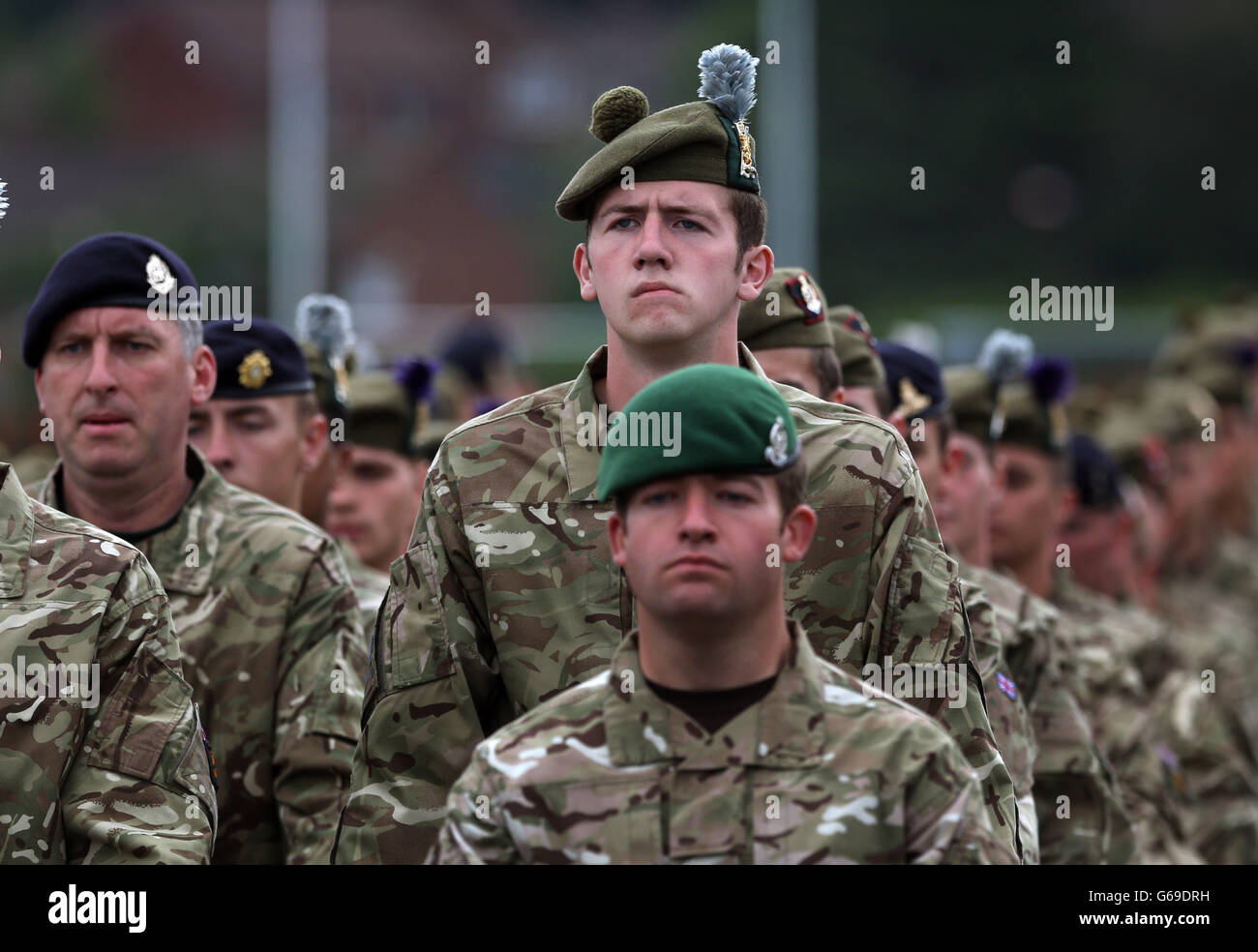 Die Armee-Reserve rekrutiert eine Parade um die Redford Barracks, während der Parade, die nach einem Monat Training vergeht. Stockfoto