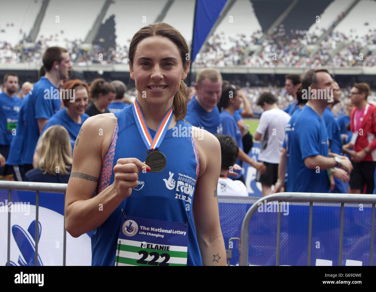 REDAKTIONELLE VERWENDUNG NUR die Medaille von Frau Chisholm zeigt sie, nachdem sie in einer Zeit von 37.11 beim National Lottery Anniversary Run - einem fünf Meilen langen Rundkurs um den Queen Elizabeth Olympic Park in Stratford im Osten Londons - beendet wurde. Stockfoto