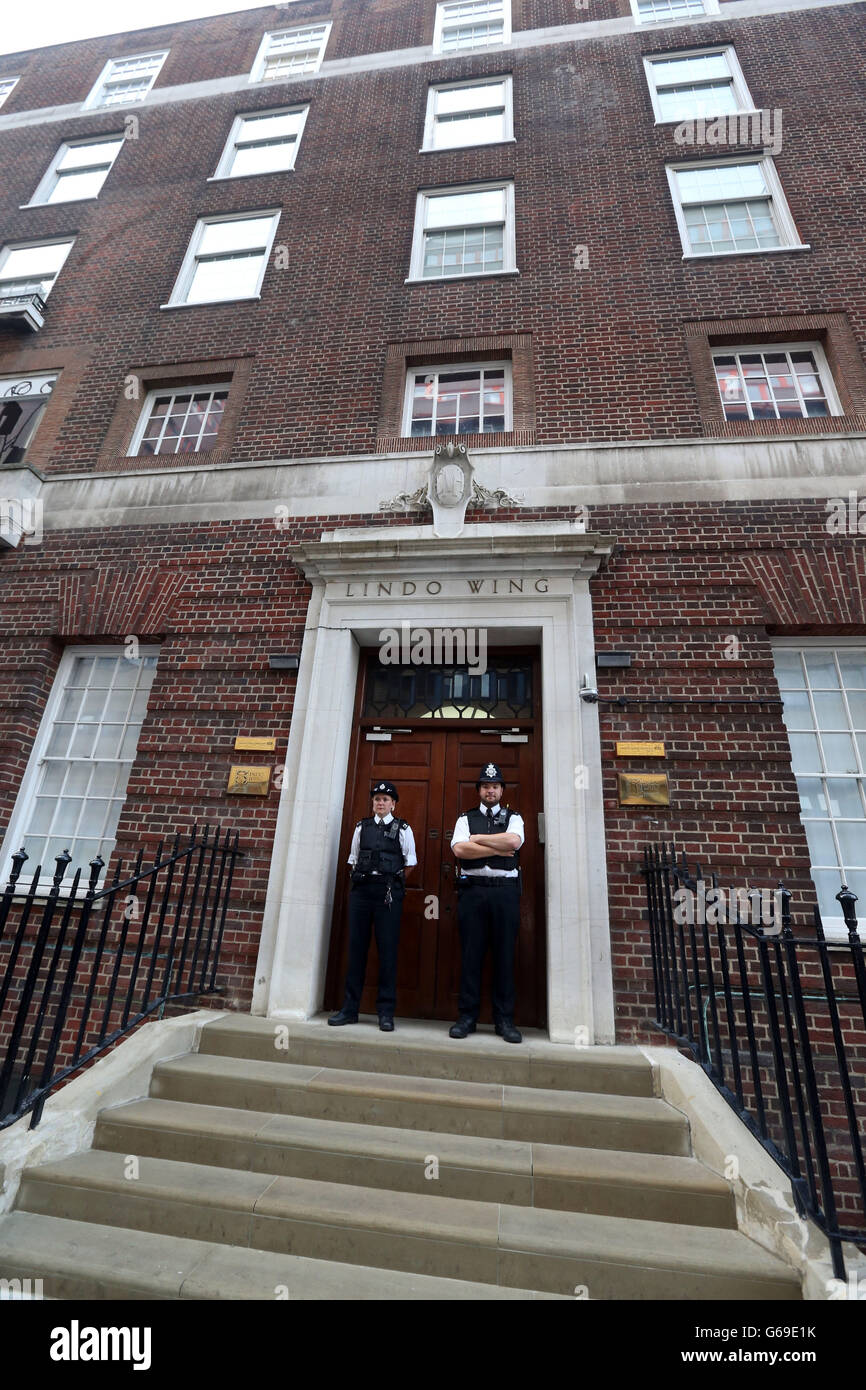 Die Polizei vor dem Lindo-Flügel des St. Mary's Hospital in London, während die Welt sehnsüchtig auf den ersten Blick auf das königliche Baby wartet, das dem Herzog und der Herzogin von Cambridge geboren wurde. Stockfoto