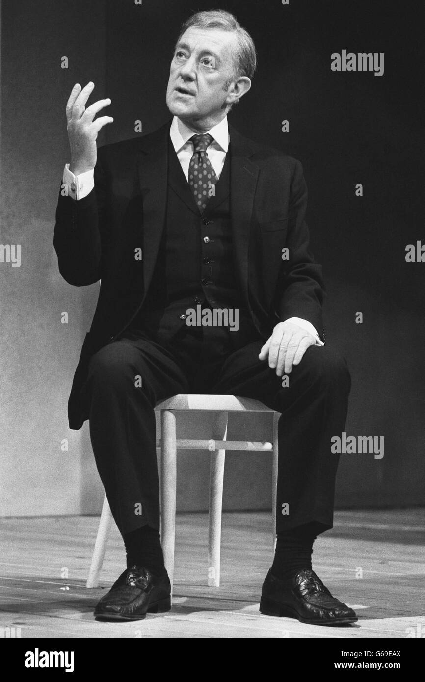 Sir Alec Guinness bei einer Probe von Alan Bennetts Habeas Corpus im Lyric Theatre. Stockfoto