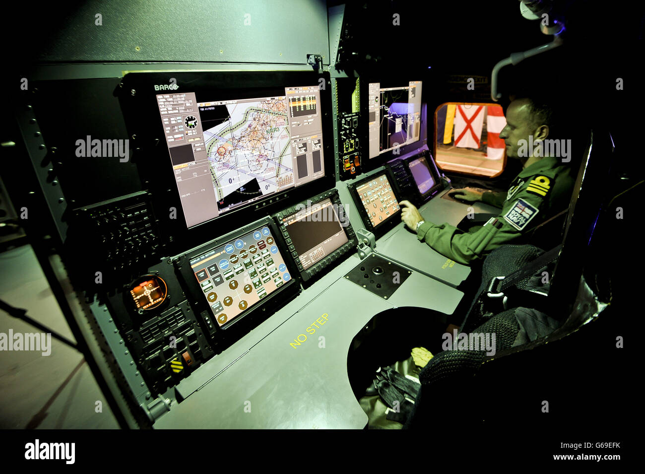 Die Flugbesatzung verwendet Touchscreen-Panels in der Mission Booth, die neu in die Merlin Mk 2 Flugzeuge eingebaut werden. Das ist auf dem Royal Naval Air Station Culdrose, Cornwall, zu sehen, um die erste britische Flotte von Anti-U-Boot-Marine-Patrouille Merlin Hubschrauber der nächsten Generation zu markieren, die an die Royal Navy übergeben werden. Stockfoto