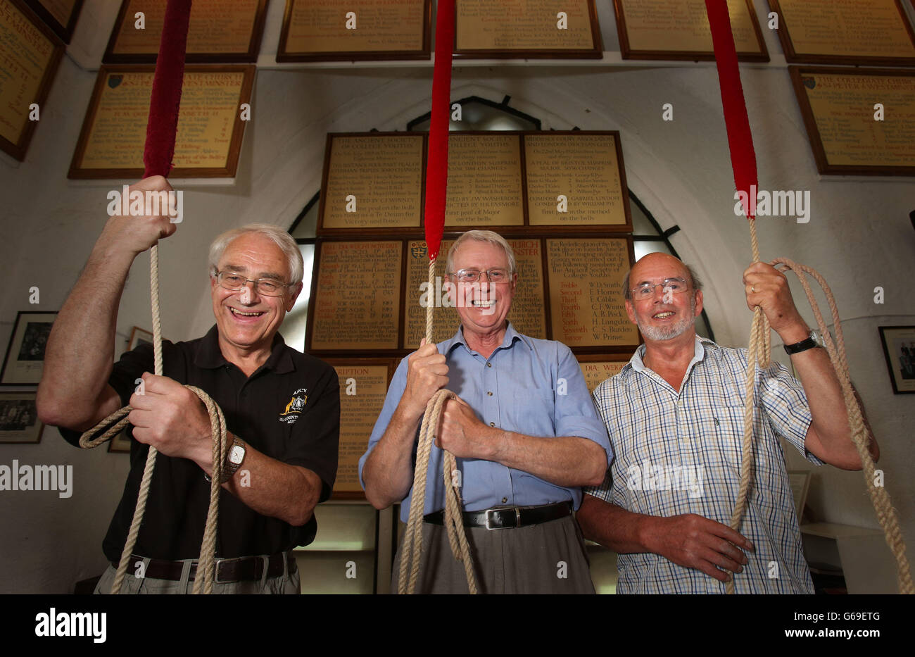 Chris Rogers links), Clarke Walters (Mitte) und Alan Frost (rechts) von der Westminster Abbey Company of Ringers, bereiten eine vollständige Klangwiedergabe von 5000 Änderungen vor, die als The Cambridge Surprise Royal bekannt sind, Das dauert mehr als drei Stunden, in Westminster Abbey, um die Geburt des Herzogs und der Herzogin von Cambridge's Sohn zu feiern. Die drei waren Mitglieder des Teams, das 1982 für die Geburt des Herzogs von Cambridge das Peal anrief. Stockfoto