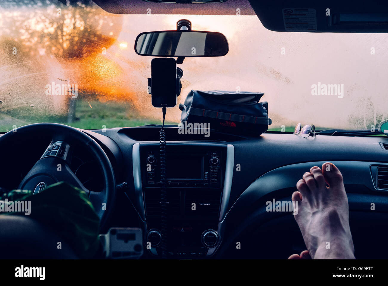 Sonnenaufgang nach dem schlafen in einem SUV-Auto Stockfoto