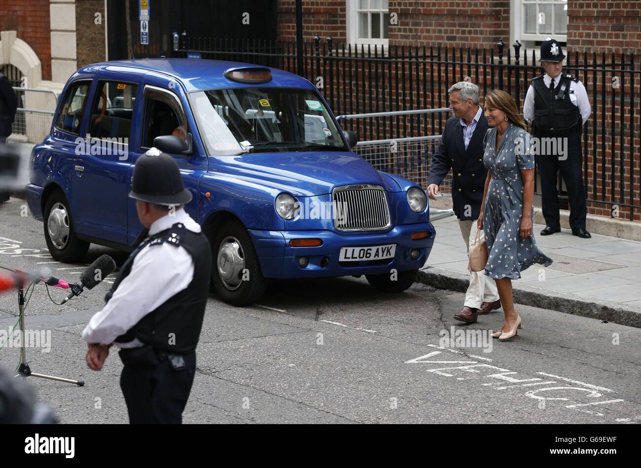 Die Eltern der Herzogin von Cambridge, Carole und Michael Middleton, verlassen den Lindo-Flügel des St. Mary's Hospital in London, nachdem sie ihren neuen Enkel, Prinz George von Cambridge, treffen. Stockfoto