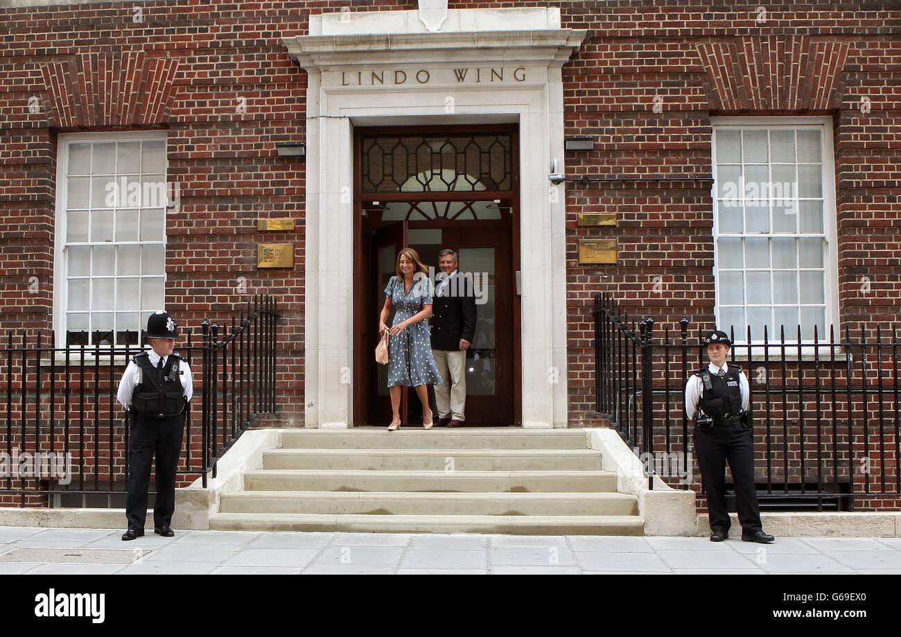 Die Eltern der Herzogin von Cambridge, Carole und Michael Middleton, verlassen den Lindo-Flügel des St. Mary's Hospital in London, nachdem sie ihren neuen Enkel, Prinz George von Cambridge, treffen. Stockfoto