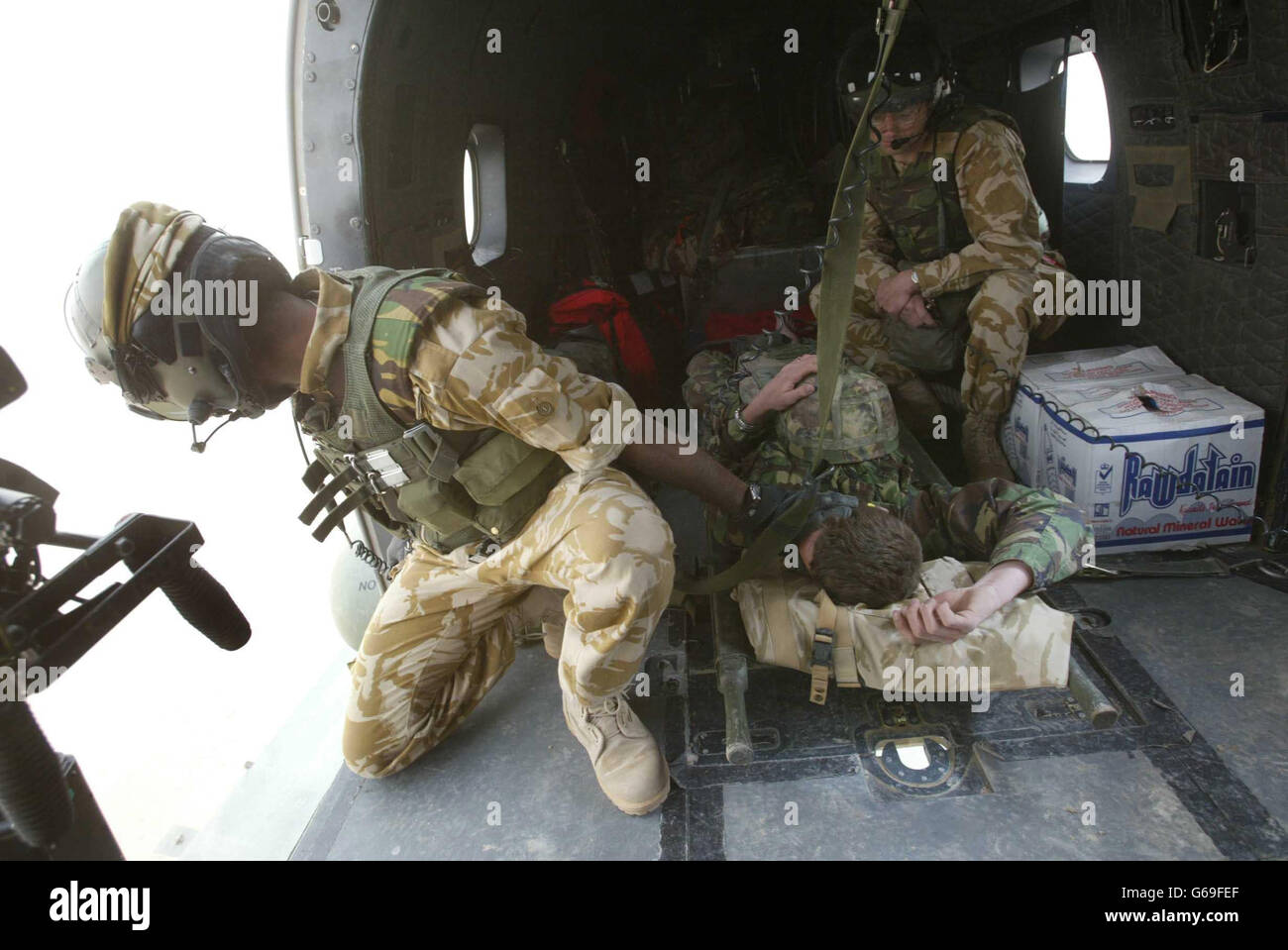 Ein britischer Soldat hält seinen Helm fest, als er von 33 Squadron Pumas medizinisch von einer operierenden Basis im Südirak evakuiert wird, in ein Feldkrankenhaus, um sich mit einer Verletzung seines Beins zu befassen. Stockfoto