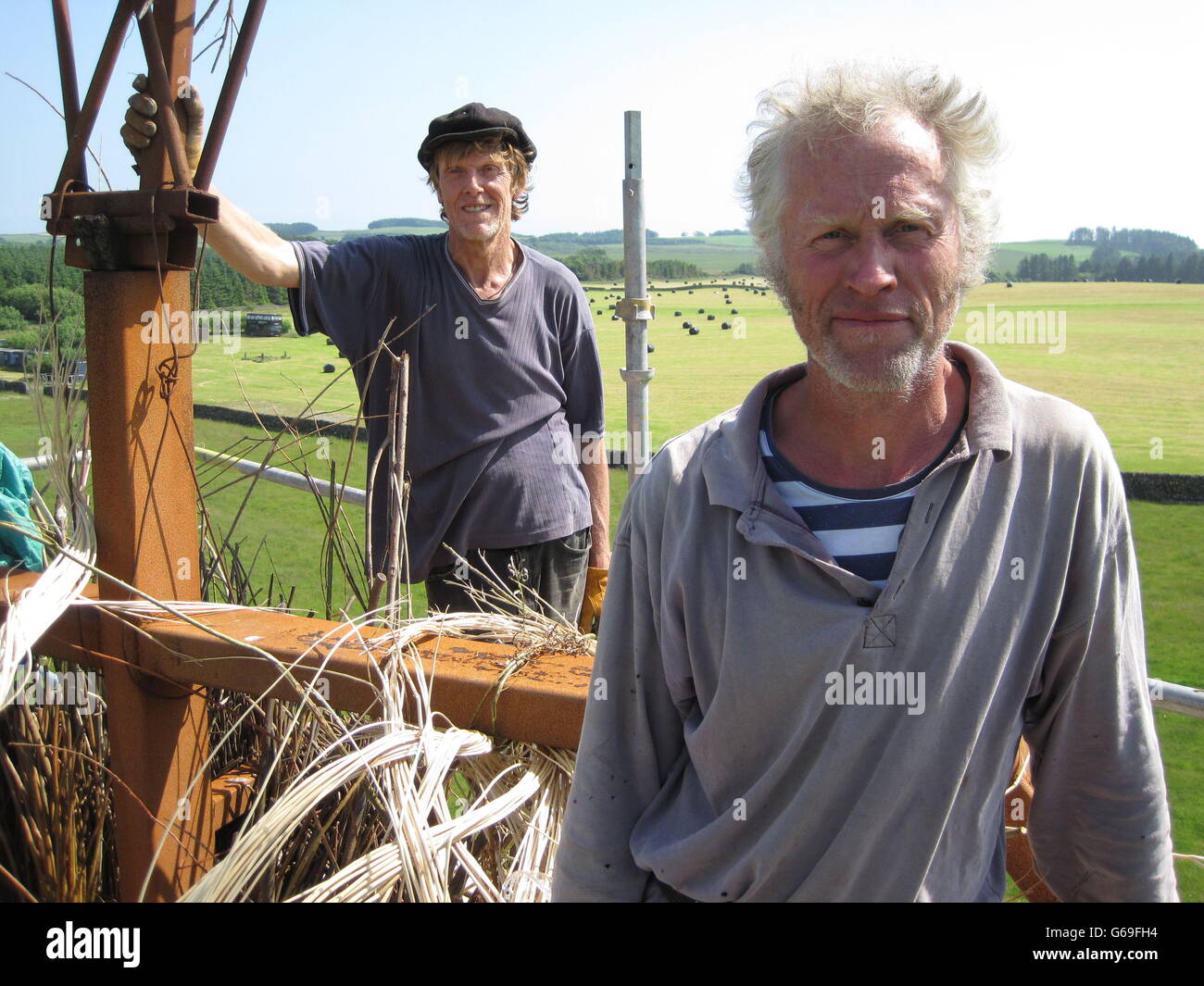 Wickerman-Künstler (von links nach rechts) Trevor Leat und Alex Rigg, die alle 11 vorherigen Skulpturen für das jährliche Festival in East Kirkcarswell bei Dundrennan entworfen und geschaffen haben, und am Samstag werden sie ihren 12. Wickerman in Brand setzen. Stockfoto