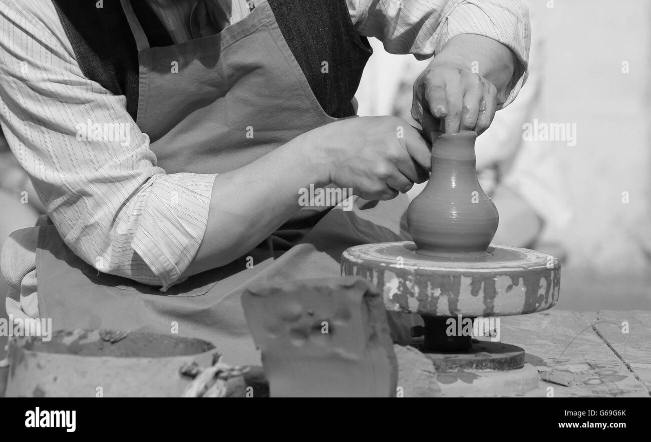 Experten arbeiten mit der Drehbank machen einen Tontopf potter Stockfoto