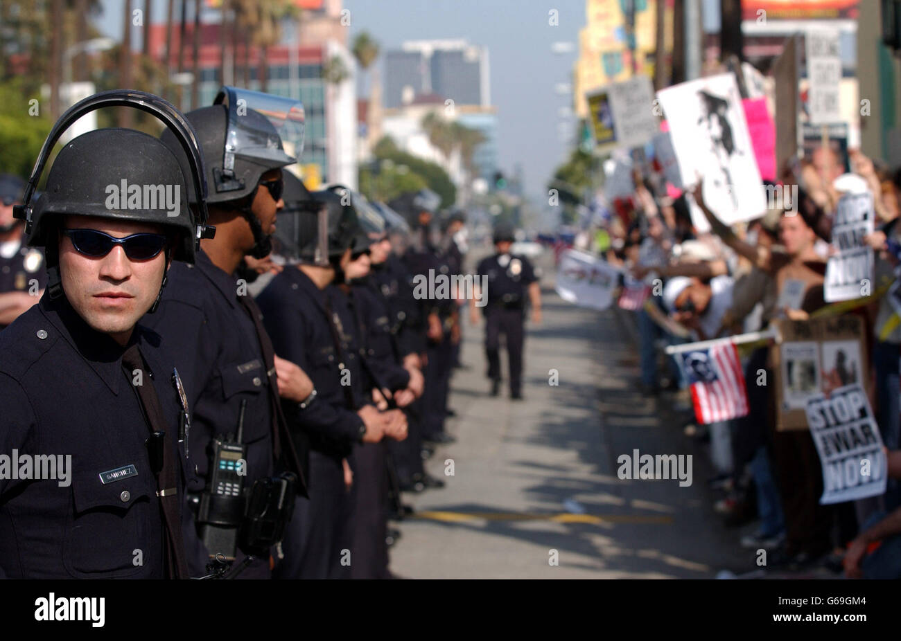 Anti-Kriegs-Protest auf dem Sunset Boulevard vor den 75. Academy Awards im Kodak Theater. Stockfoto