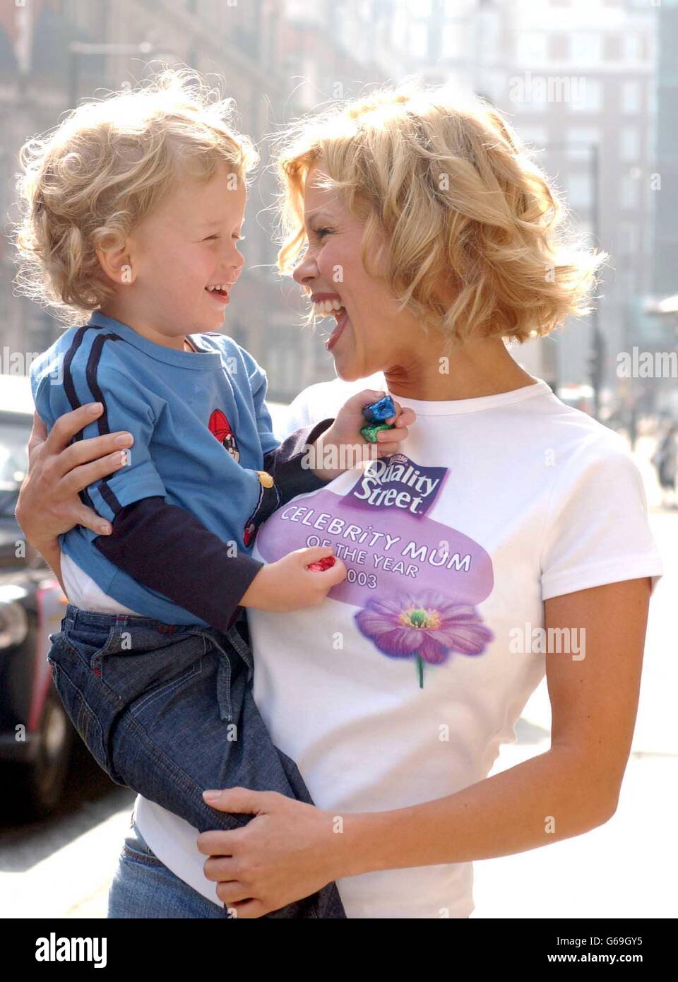 Model Melinda Messenger mit ihrem Sohn Morgan, zwei, während einer Fotoserie vor dem Grosvenor House Hotel in London, nachdem sie 2003 zum Quality Street Celebrity Mom of the Year ernannt wurde. Stockfoto
