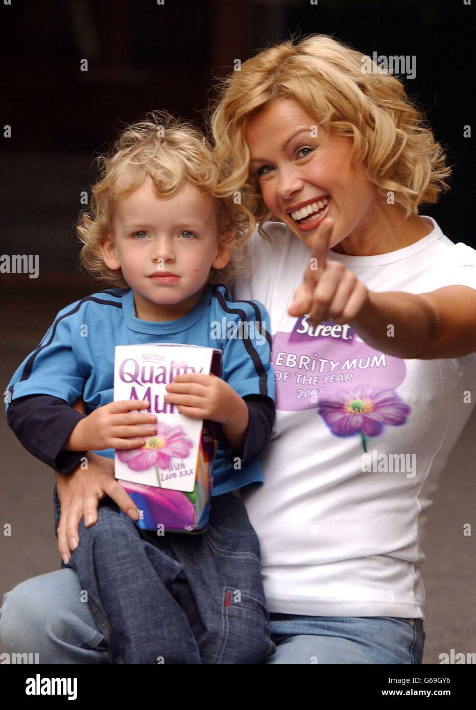 Model Melinda Messenger mit ihrem Sohn Morgan, zwei, während einer Fotoserie im Grosvenor House Hotel in London, nachdem sie 2003 zur Quality Street Celebrity Mom of the Year ernannt wurde. Stockfoto