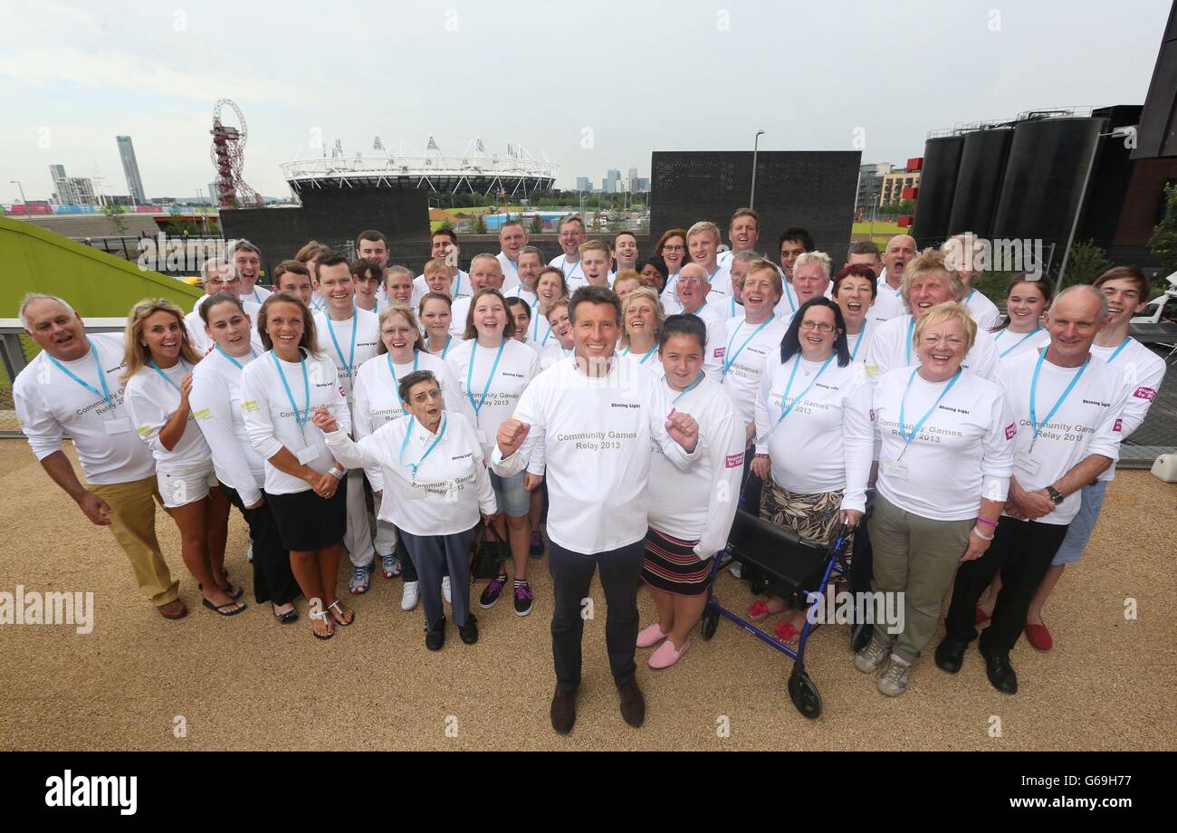 Lord Coe (Mitte) mit Freiwilligen, genannt "Shining Lights", die am Community Games Relay in der Copper Box Arena im Queen Elizabeth Olympic Park in London teilgenommen haben. Stockfoto