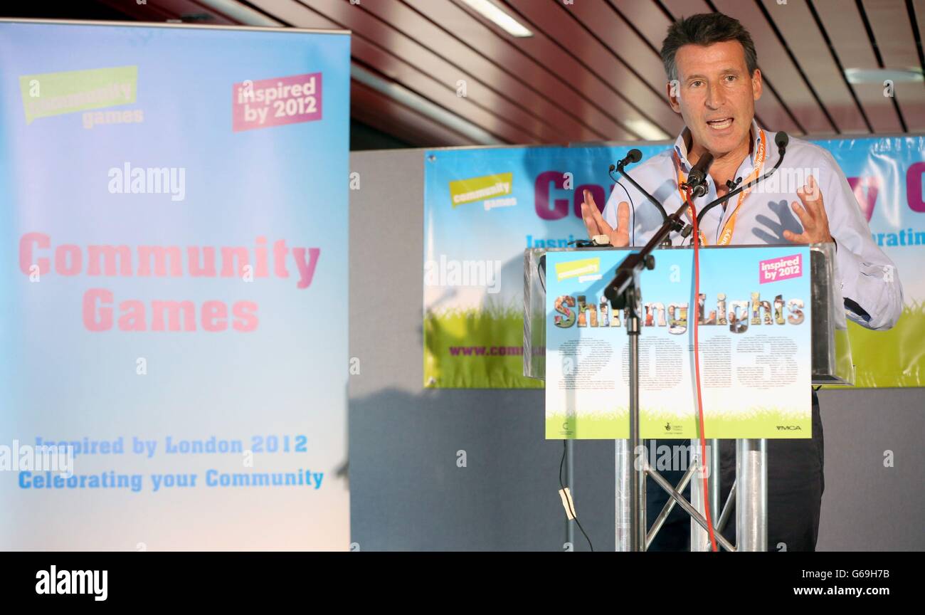 Lord Coe spricht mit Freiwilligen, die "Shining Lights" genannt werden, die am Gemeinschaftsspielstaffel in der Copper Box Arena im Queen Elizabeth Olympic Park in London teilgenommen haben. Stockfoto