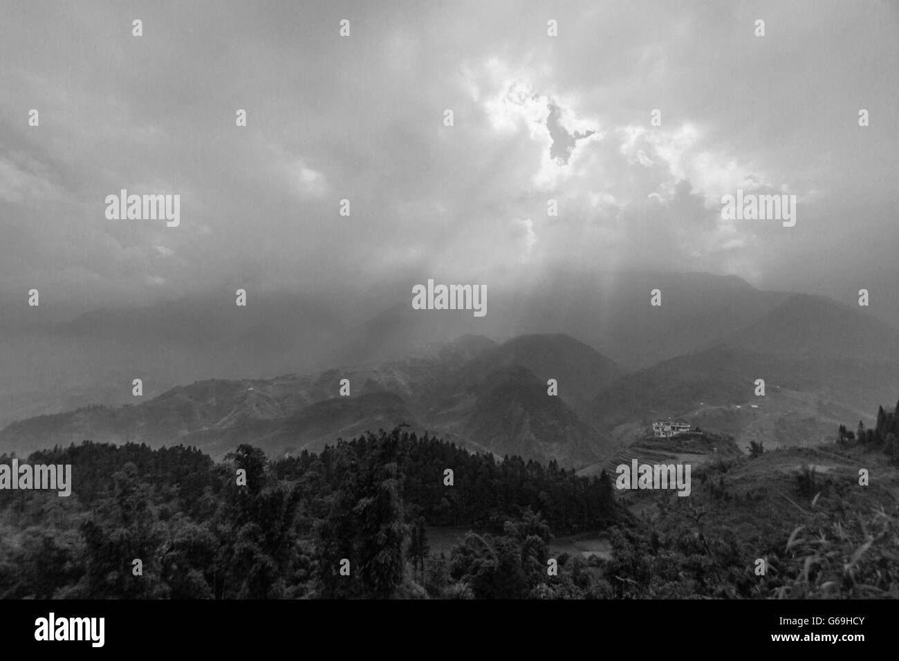 Üppige Vegetation, Berge und die Sonne bricht durch eine dichte Decke von Wolken im Norden Vietnams. Stockfoto