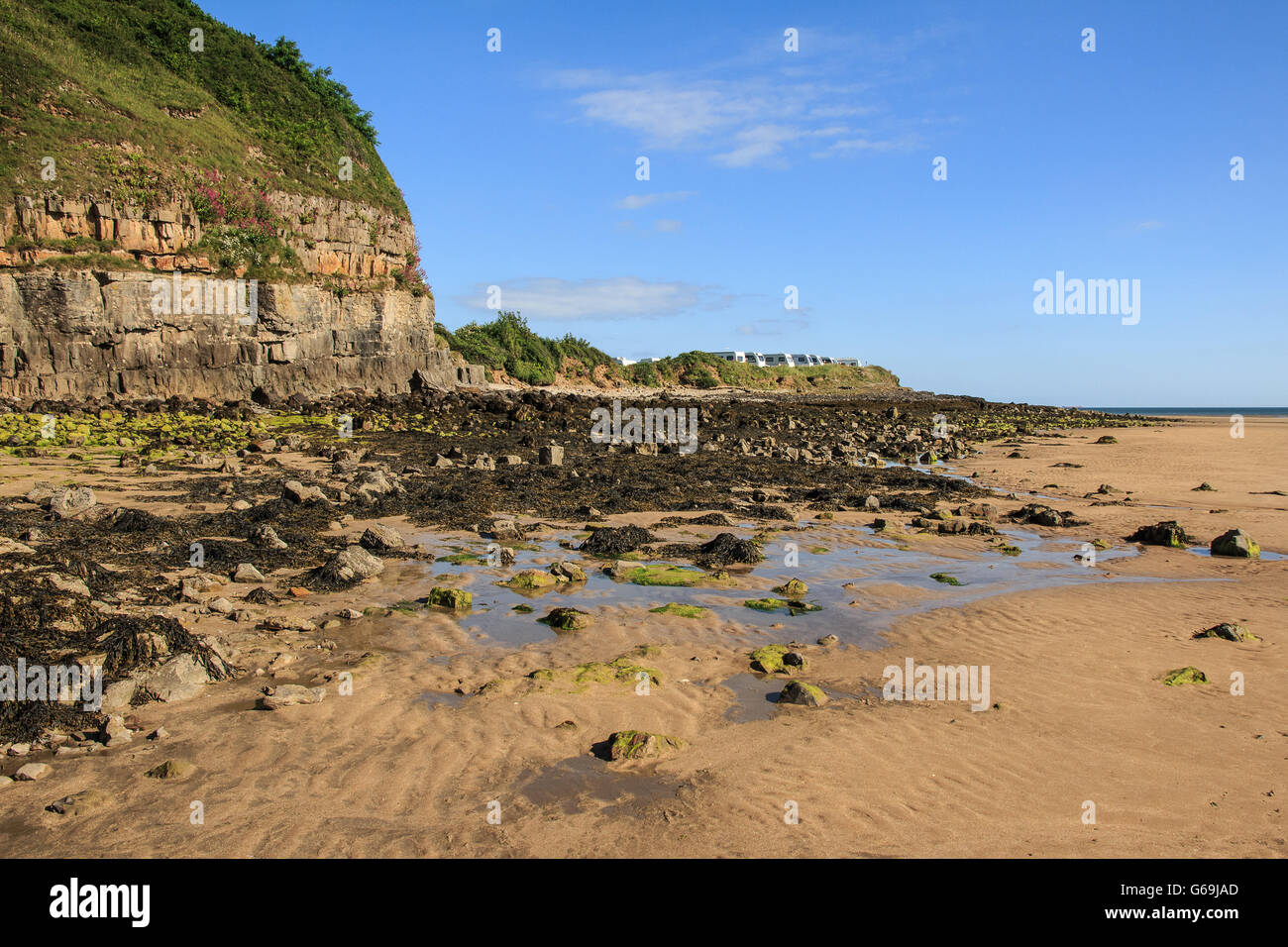 Strand und Felsen, Red Wharf Bay, Anglesey Stockfoto
