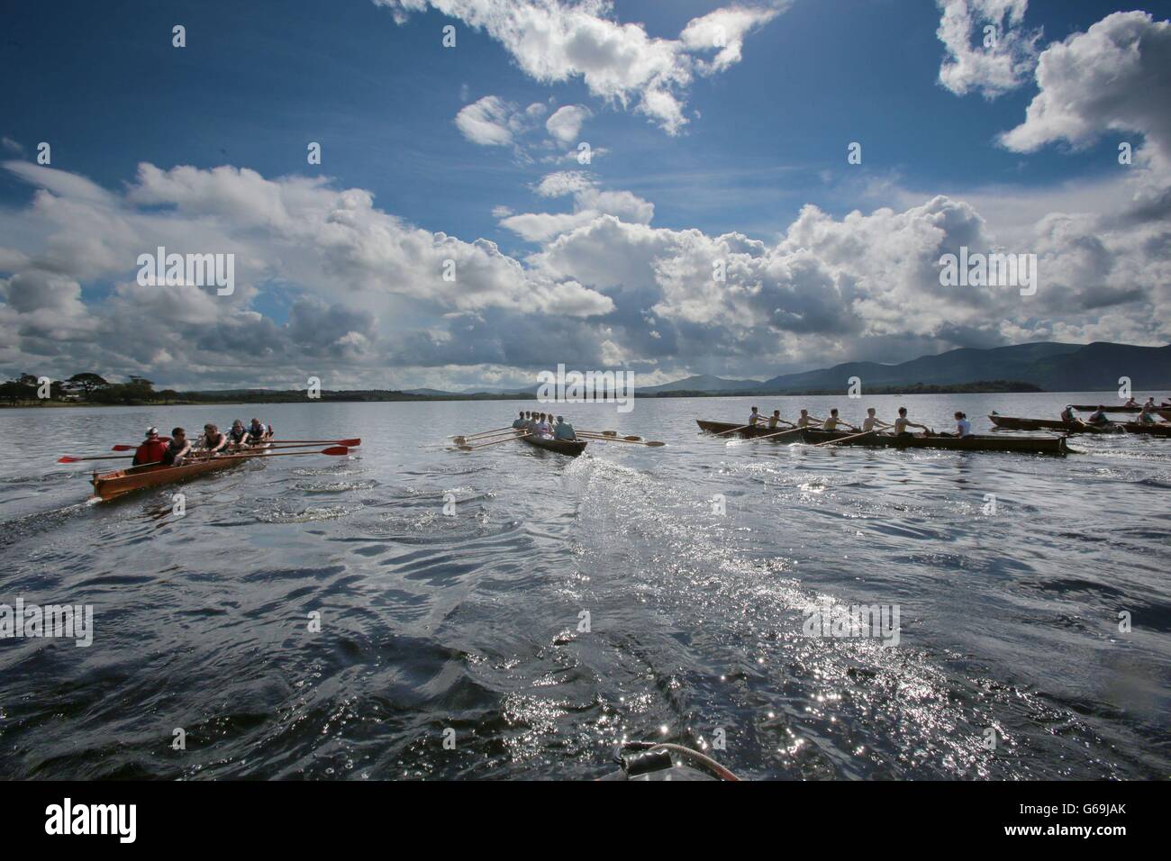 Oxford und Cambridge Boat Clubs, Rennen mit sechs anderen lokalen Teams auf den Lakes of Killarney beim Killarney Rowing Festival und feiern die 228. Killarney Regatta, die älteste noch erhaltene Regatta der Welt. Stockfoto
