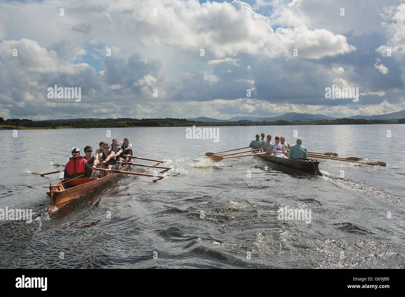 Oxford und Cambridge Boat Clubs, Rennen mit sechs anderen lokalen Teams auf den Lakes of Killarney beim Killarney Rowing Festival und feiern die 228. Killarney Regatta, die älteste noch erhaltene Regatta der Welt. Stockfoto