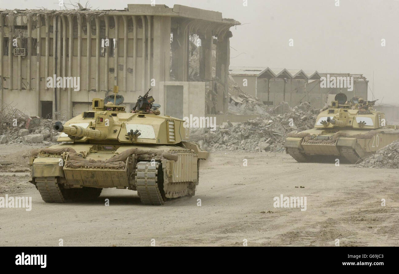 Britische Challenger II-Panzer sind unterwegs, während Bewohner aus Basra fliehen. Das Netz schloss sich Saddam-Loyalisten in der Stadt Basra nach der bisher größten Offensive der Royal Marine-Kommandos im Irak an. * bei Einbruch der Dunkelheit hatten etwa 600 Royal Marines von 40 Commando eine Konsolidierungsposition im südlichen Vorort Abu al Khasib eingenommen, nachdem sie nach einem 15-stündigen Angriff, der die Gegner Saddam Husseins in Basra ermutigen sollte, sich gegen sein Regime zu erheben, einen Angriff durchgeführt hatten. Stockfoto