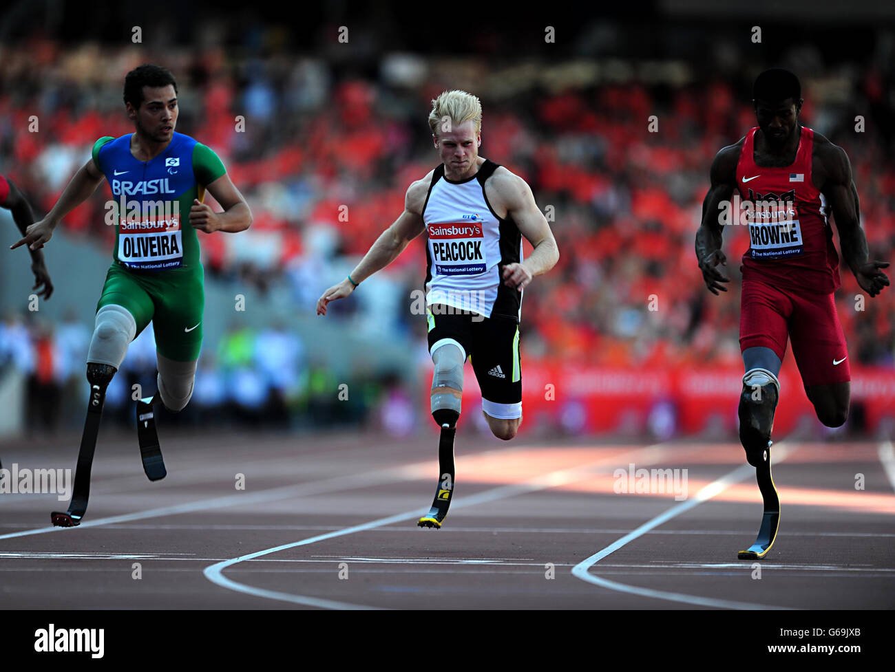 Der Brasilianer Alan Oliveira (links), der Großbritanniens Johnnie Pfau (Mitte) und der US-Amerikaner Richard Browne während der Männer-T43/44 100 Meter während der Sainsburys International para Challenge im Olympiastadion in London. Stockfoto