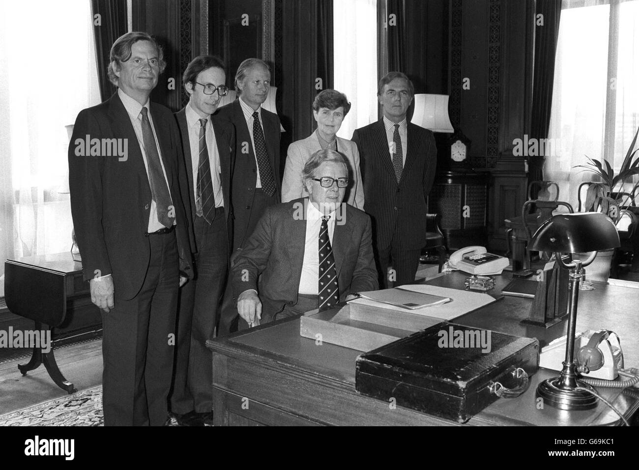 Das neue Team des Foreign and Commonwealth Office, London, nach der jüngsten Regierungsumbildung. Sitzen wird der neue Außenminister Sir Geoffrey Howe (ehemals Kanzler) und von links: Timothy Raison, Minister für Entwicklung im Ausland, Malcolm Refkind, Staatsminister, Richard Luce, Staatsminister, Baroness Young, Außenministerin, und Ray Whitney, Parlamentarischer Staatssekretär. Stockfoto