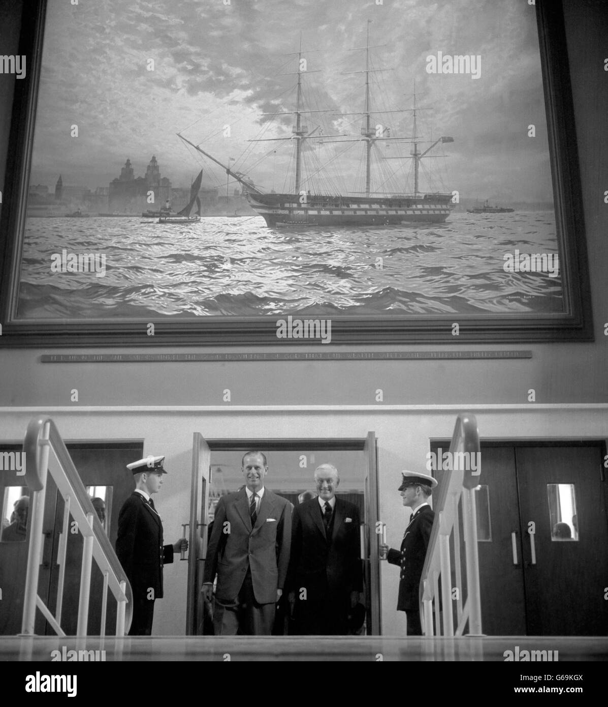 Prinz Philip, der Herzog von Edinburgh und der Vorsitzende Sir John Nicholson, abgebildet unter einem riesigen Gemälde von HMS 'CONWAY', die auf dem Fluss Mersey in Liverpool segelte, als der HERZOG die neuen Gebäude besuchte Stockfoto