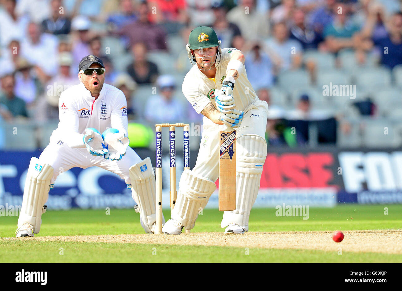 Der Australier Michael Clarke spielt eine Aufnahme, die der englische Wicket-Torwart Matt Prior am ersten Tag des dritten Investec Ashes-Testspieles im Old Trafford Cricket Ground, Manchester, beobachtet hat. Stockfoto