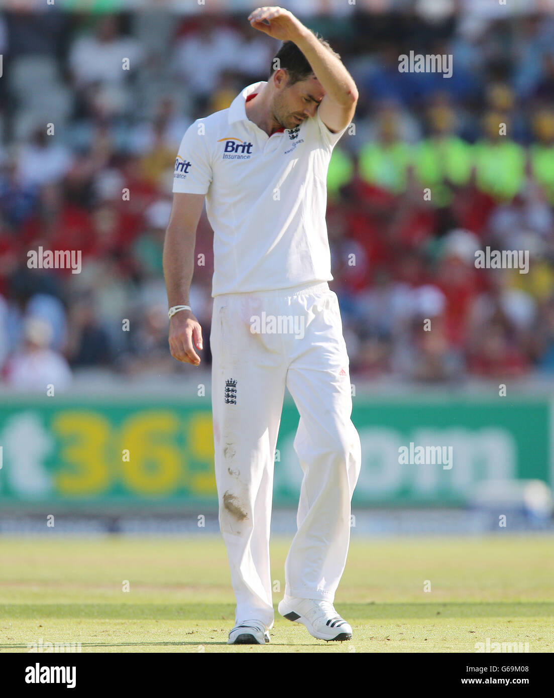 Der englische Bowler James Anderson zeigt seine Frustration am ersten Tag des dritten Investec Ashes Testmatches im Old Trafford Cricket Ground, Manchester. Stockfoto