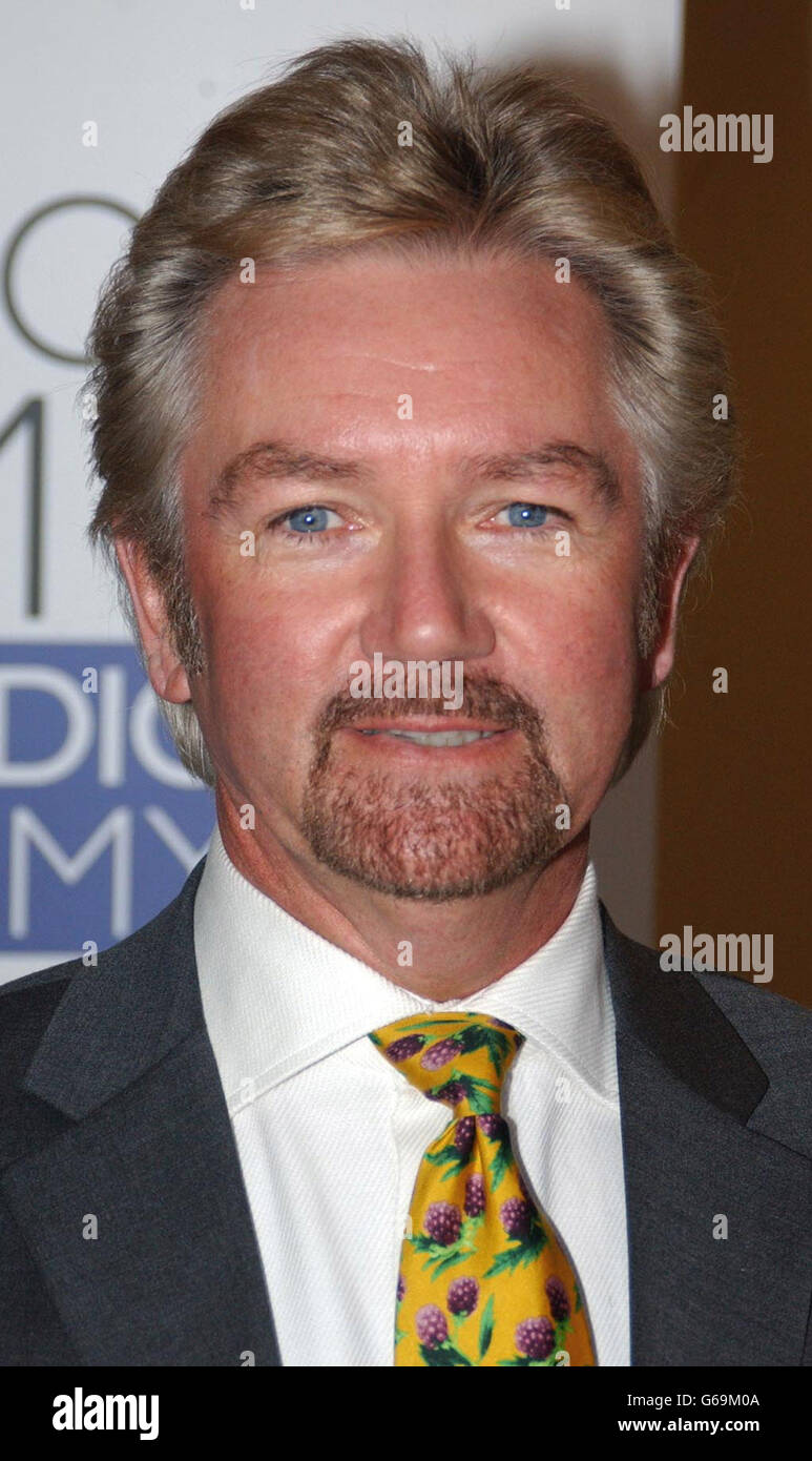 Noel Edmonds während der Eröffnung der Radio Academy Hall of Fame im Shaw Theatre in London. * jedes Jahr ehrt die Radio Academy Stars für ihren Beitrag zur britischen Rundfunkbranche. 24/07/2003: Edmonds soll zu den nationalen Radiowellen zurückkehren, die es Donnerstag, den 24. Juli 2003 angekündigt wurde. Der ehemalige DJ von Radio 1 wird ab dem 4. August 2003 einen zweimonatigen Aufenthalt in der Drivetime Show von Radio 2 machen und Johnnie Walker, der sich einer Krebsbehandlung unterziehen wird, ins Leben stellen. *040803* Noel Edmonds, der am Montag, den 4. August 2003, nach 20 Jahren Abwesenheit in die Luft zurückkehrte Stockfoto