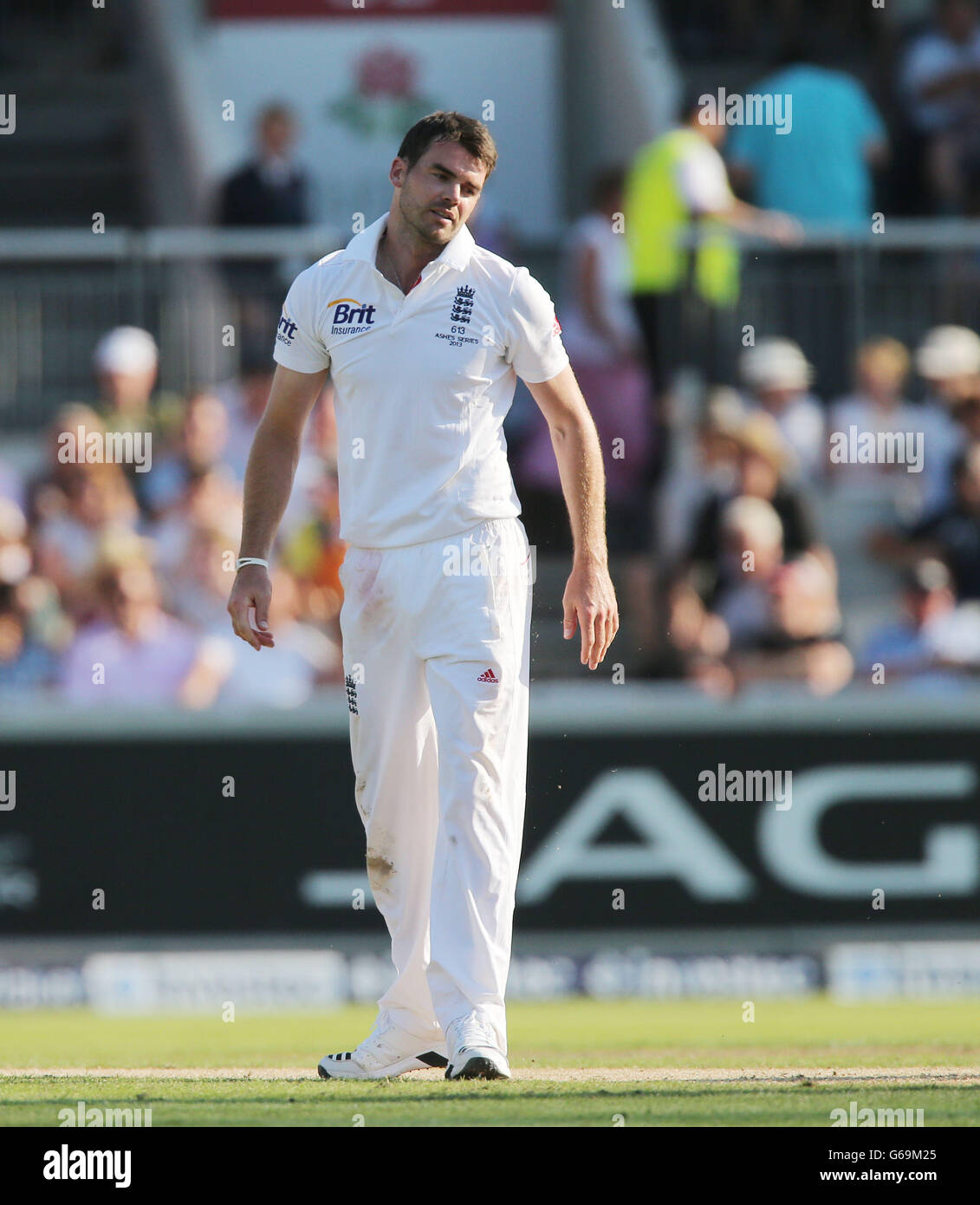 Der englische Bowler James Anderson zeigt seine Frustration am ersten Tag des dritten Investec Ashes Testmatches im Old Trafford Cricket Ground, Manchester. Stockfoto