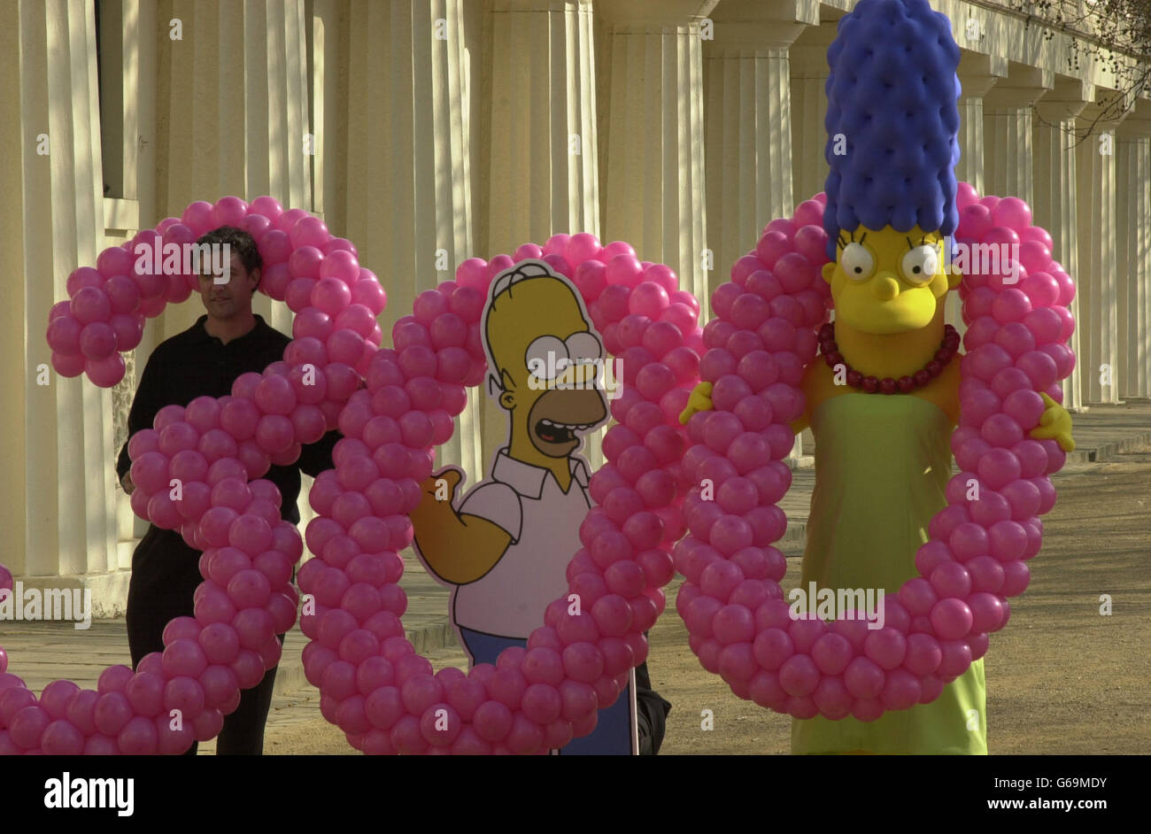 Der Executive Producer der Simpsons Al Jean posiert mit Marge Simpson während einer Fotoserie, um die 300. Episode der Simpsons im Zentrum von London zu feiern. Stockfoto