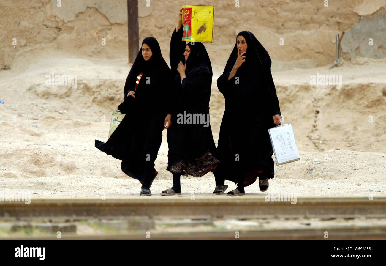Frauen tragen Versorgung in der Nähe von Basra Stockfoto