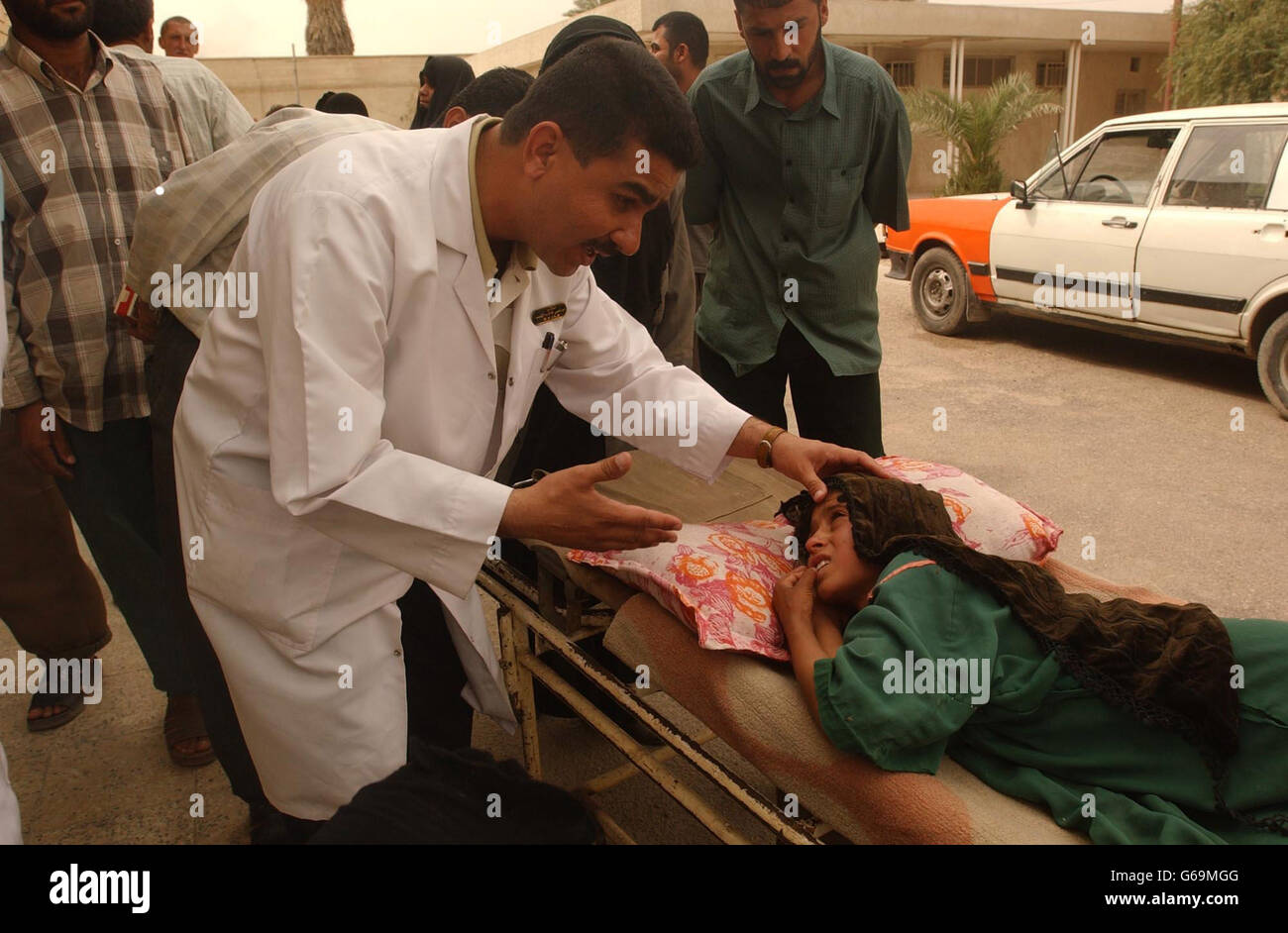Ein junges Mädchen kommt im alten Basra-Krankenhaus im Südirak an. Stockfoto