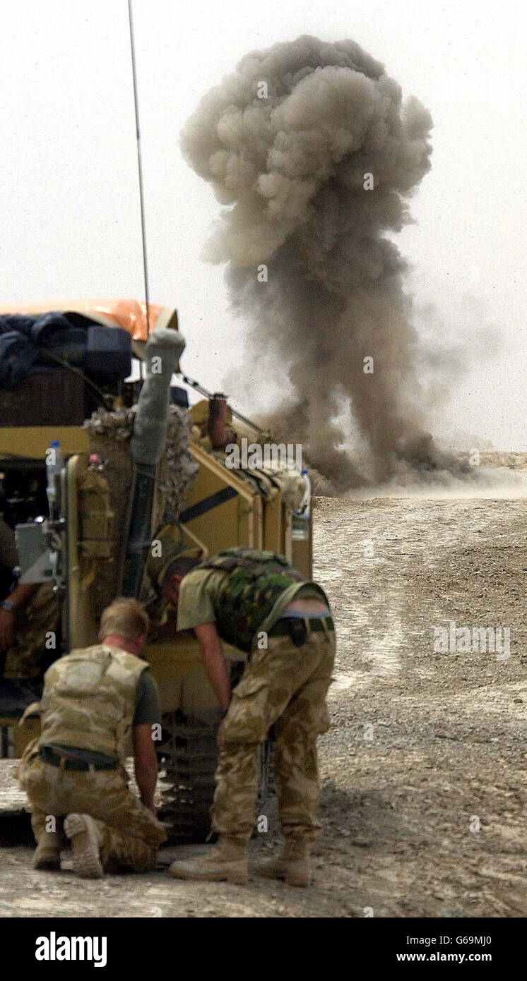 Panzerabwehrminen werden vom Cavalry Regiment in Madinah im südlichen Irak gezündet und geräumt. Unterdessen gab es Szenen des Jubels - und einer Welle anarchischer Plünderungen -, die die dritte Stadt Mossul der Iraker durchzogen, als kurdische Kräfte einwanderten. Stockfoto