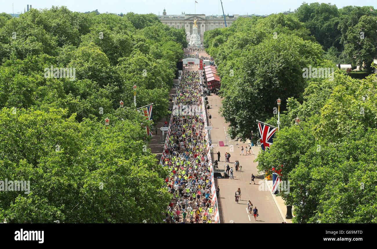 Am ersten Tag des Ridelondon Grand Prix, London, fahren die Menschen die Mall entlang. Stockfoto