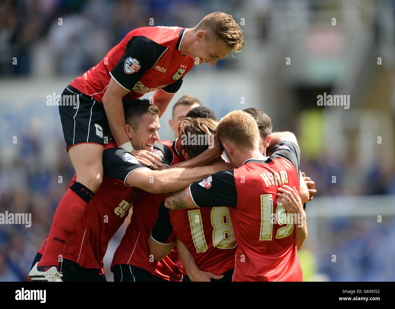 Fußball - Sky Bet Championship - Reading V Ipswich Town - Madejski Stadium. Jay Tabb von Ipswich Town feiert mit seinen neuen Teamkollegen den 1. Treffer, nachdem er gegen seinen früheren Verein Reading gepunktet hat Stockfoto