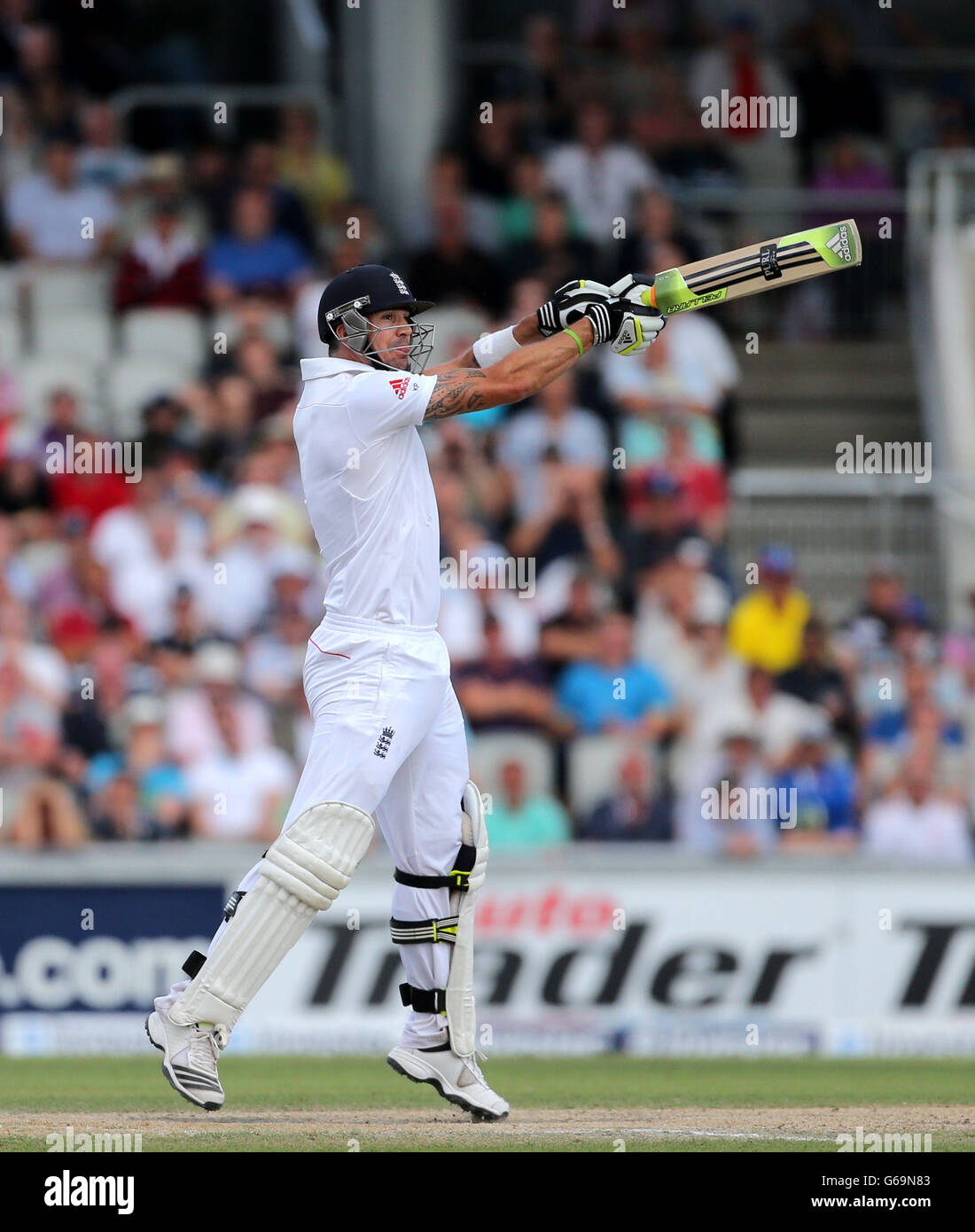 Der englische Schlagmann Kevin Pietersen trifft am dritten Tag des dritten Investec Ashes-Testmatches im Old Trafford Cricket Ground in Manchester eine 4 und erhält seine 100. Stockfoto