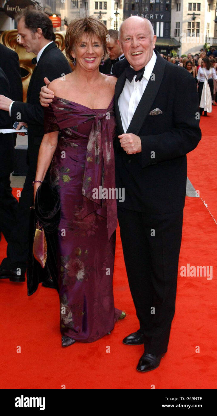 Die Schauspieler Sue Johnston und Richard Wilson bei der Ankunft für die British Academy Television Awards im London Palladium. Stockfoto