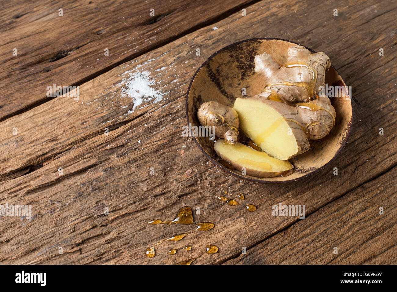 Ingwer und Honig-gesund für asiatische Kräuter alte Therapie kalt auf Holz Hintergrund Stockfoto